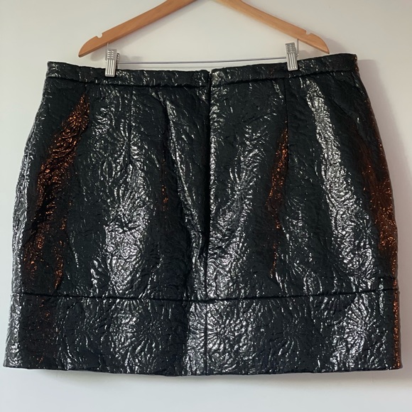 CHRISTIAN SIRIANO textured faux patent Leather mini skirt size22 - Picture 2 of 9